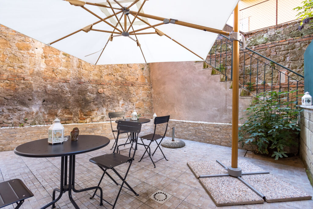 Terrazzo privato con ombrellone e tavolini, casa vacanze a Roma Piazza Bologna